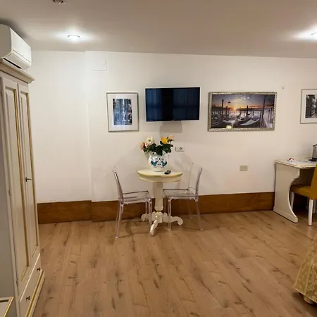 Ca' De Le Capuzine * Venice